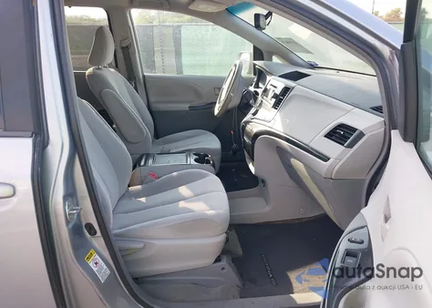 2014 Toyota Sienna Le V6 8 Passenger z USA, uszkodzony, nr VIN 5TDKK3DC8ES460987